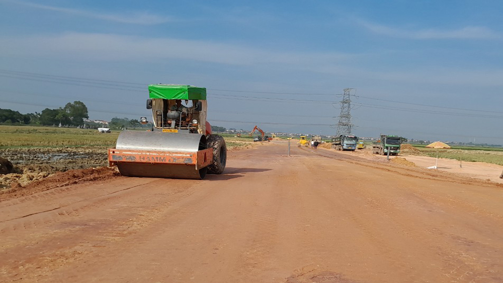 Đoạn đường kết nối thuộc huyện Sóc Sơn với cầu Xuân Cẩm-Bắc Giang đang được đẩy nhanh tiến độ thi công.