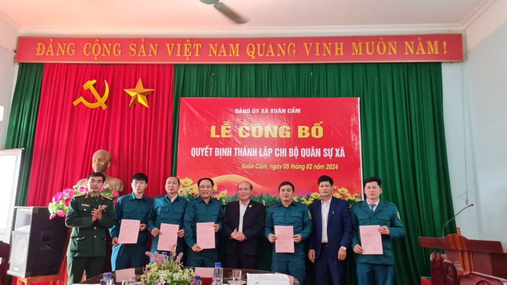 Xã Xuân Cẩm tổ chức công bố Quyết định thành lập Chi bộ Quân sự xã, nhiệm kỳ 2022-2025