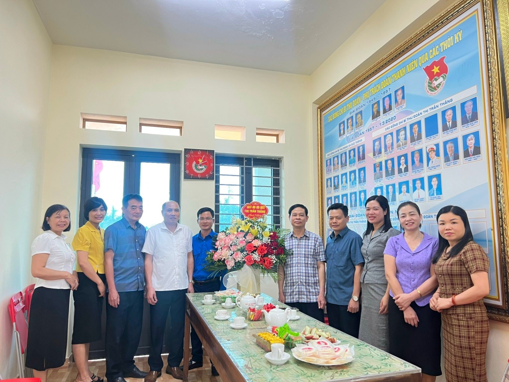 Lãnh đạo thị trấn Thắng tặng hoa chúc mừng 93 năm ngày thành lập Đoàn thanh niên công sản Hồ Chí...